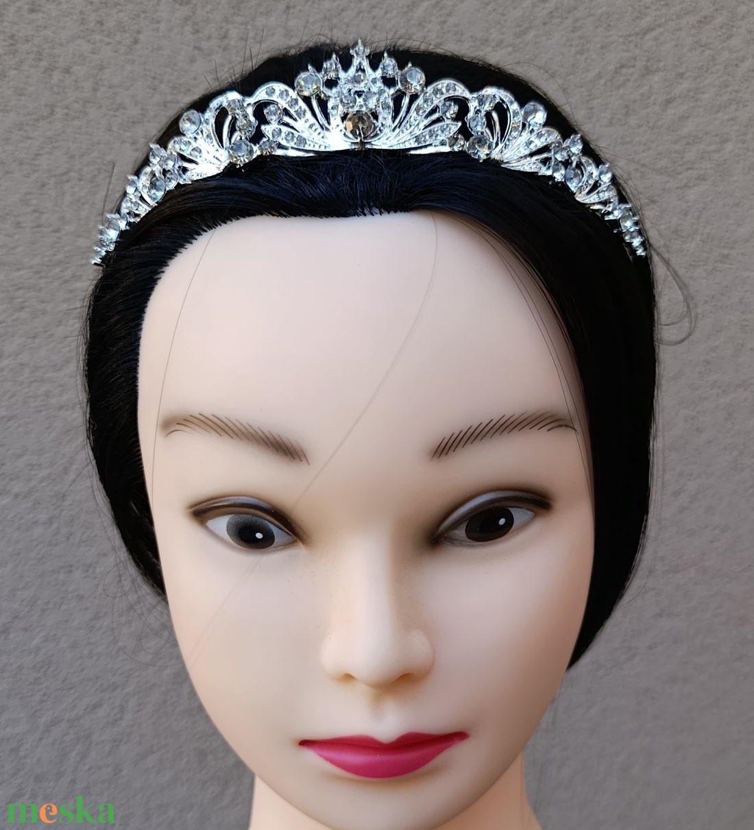 Tiara strasszkövekkel díszítve